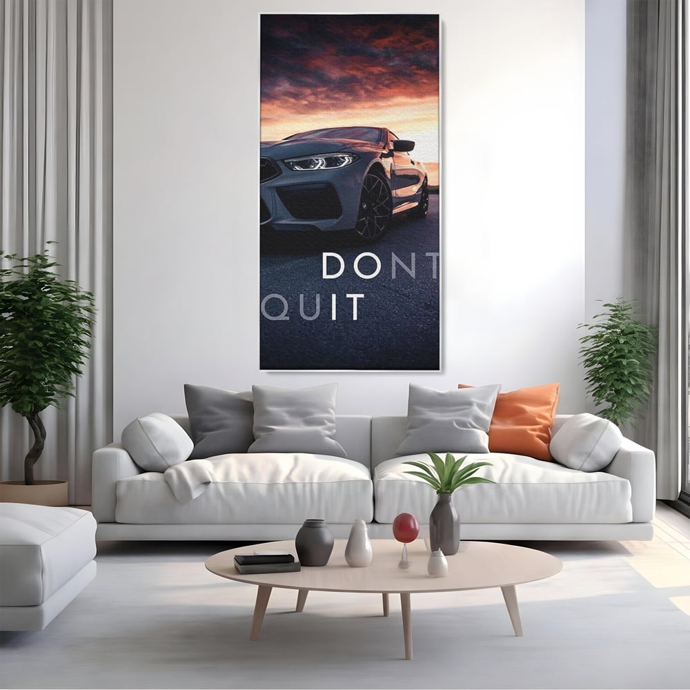 Tablou canvas cu tablou canvas cu masina sport si mesaj, in rama de aluminiu argintiu, pe perete intr-un living